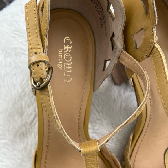 Crown Vintage Mary jane’s in yellow - Picture 2 of 3